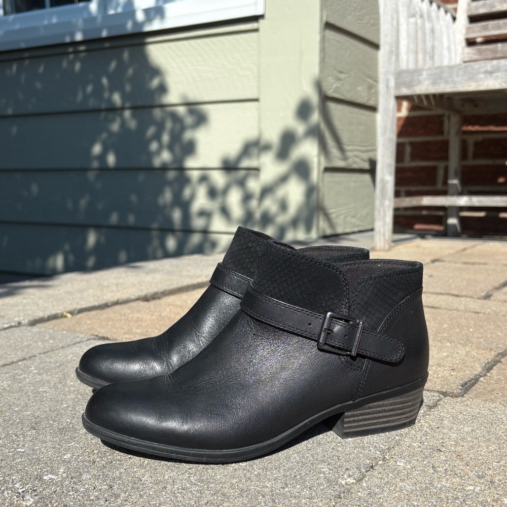 Black Leather Ankle Boots-Zip on the inside-like new